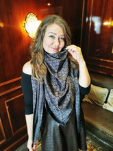 Lade das Bild in den Galerie-Viewer, Dreieckstuch "Black Pearl"