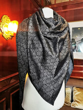 Lade das Bild in den Galerie-Viewer, Dreieckstuch "Black Pearl"