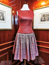 Lade das Bild in den Galerie-Viewer, Kleid "Rubin Blüte"