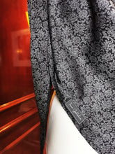 Lade das Bild in den Galerie-Viewer, Dreieckstuch "Black Pearl"