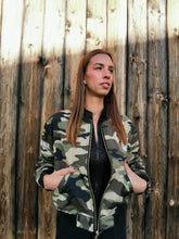 Lade das Bild in den Galerie-Viewer, Kopie von Jacke "AMORE CAMO GREEN"