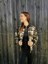 Lade das Bild in den Galerie-Viewer, Kopie von Jacke "AMORE CAMO GREEN"