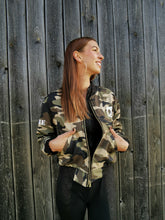 Lade das Bild in den Galerie-Viewer, Kopie von Jacke "AMORE CAMO GREEN"