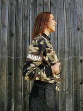 Lade das Bild in den Galerie-Viewer, Kopie von Jacke "AMORE CAMO GREEN"
