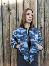 Lade das Bild in den Galerie-Viewer, Jacke &quot;AMORE CAMO BLUE&quot;
