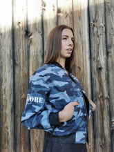 Lade das Bild in den Galerie-Viewer, Jacke &quot;AMORE CAMO BLUE&quot;
