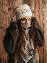 Lade das Bild in den Galerie-Viewer, CASHMERE HAUBE MIT KLITZERSTEINEN
