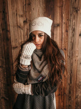 Lade das Bild in den Galerie-Viewer, CASHMERE HAUBE MIT KLITZERSTEINEN
