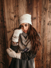 Lade das Bild in den Galerie-Viewer, CASHMERE HAUBE MIT KLITZERSTEINEN
