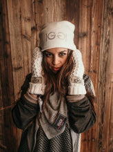 Lade das Bild in den Galerie-Viewer, CASHMERE HAUBE MIT KLITZERSTEINEN
